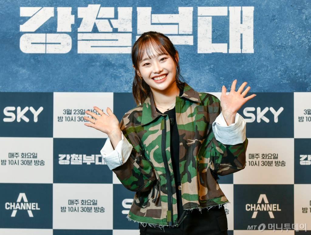 구형 전투복 무늬가 들어간 의루를 입은 그룹 이달의 소녀의 츄. 2019년 5월 대법원 판결 이전엔 구형 군복이나 구형 군복의 유사형태 의류도 단속 대상이었다.  /사진제공=채널A /사진=이동훈 기자 photoguy@