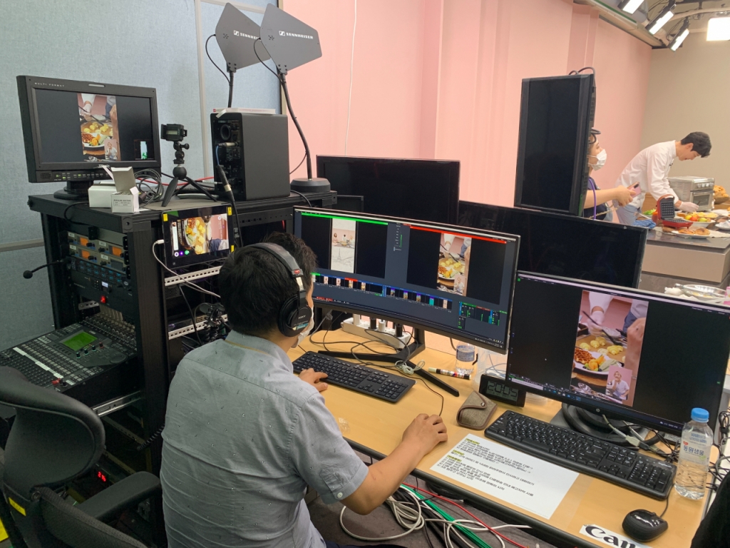 기술감독이 실시간으로 화면을 전환하는 모습. 현재 화면과 앞으로 내보낼 화면을 함께 보면서 방송을 어떻게 구성할지 고민하고 있다./사진= 임찬영 기자