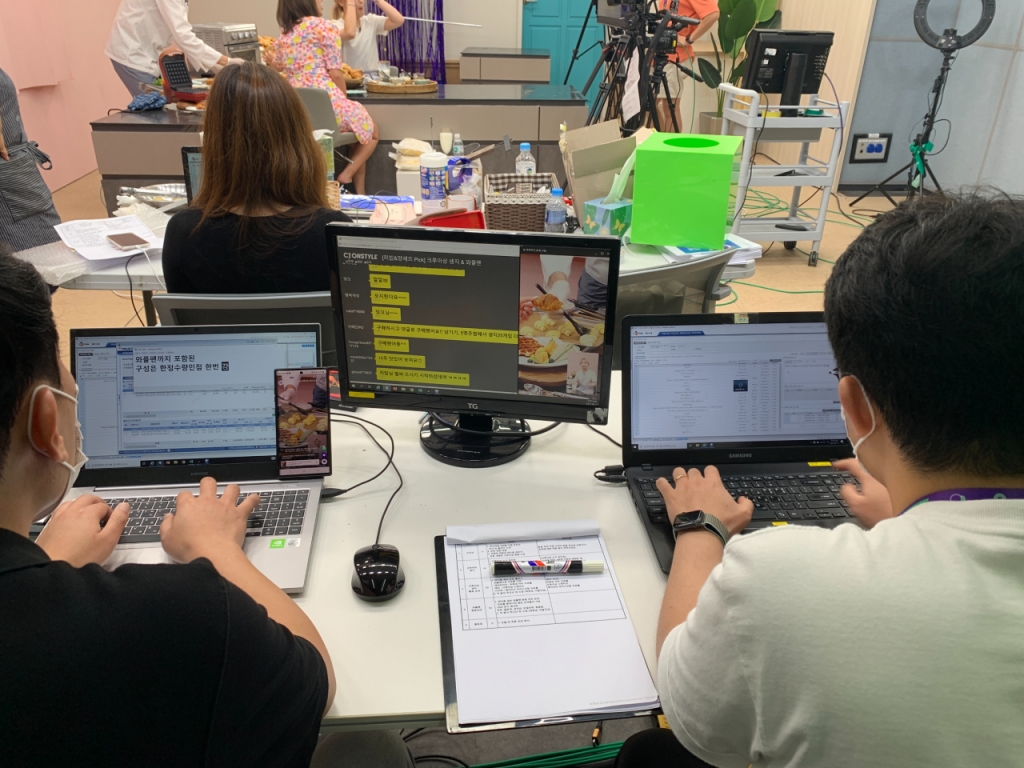 한재성 PD와 최상용 MD가 라이브방송 실시간 채팅창을 보며 각각의 업무를 진행하는 모습. 한 PD는 실시간 요청사항을 출연진들에게 전달하고 있고 최 MD는 실시간 판매 현황을 통해 상품 재고를 관리하고 매출을 파악하고 있다.