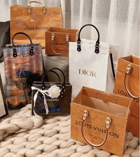 명품 쇼핑백을 PVC비닐을 이용해 리폼한 dIY가방 이미지