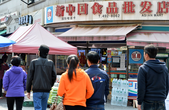 = 경기남부 지역에 연이어 외국인 범죄가 발생하고 있는 가운데 8일 오후 경기도 안산시 다문화거리에 외국인들이 길을 거닐고 있다. 정부는 재작년부터 경찰의 인력난 해소를 위해 충원계획을 밝혔지만 여전히 외국인 범죄가 늘어나고 있다고 전문가들은 밝혔다. 2015.4.8/뉴스1  