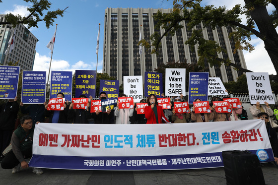 = 법무부가 제주에서 난민 신청을 한 예멘인 중 330명에게 인도적 체류허가를 내린 18일 서울 종로구 정부서울청사 앞에서 난민대책국민행동 등 시민단체 회원들이 정부의 예멘인 난민심사 결정에 대한 긴급 기자회견을 하고 있다.   