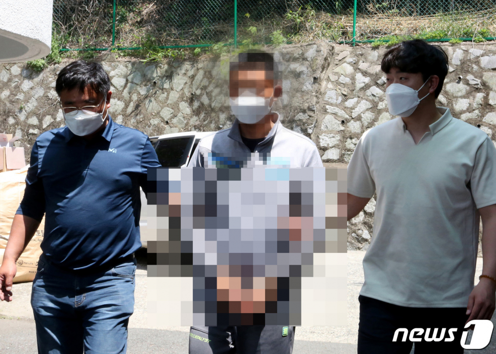 (태안=뉴스1) = 중국인 밀입국자의 국내 이동(충남 태안→전남 목포 등지)을 도운 불법체류 중국인이 지난 28일 해경에 의해 붙잡힌 모습. 태안해경은 지난 21일 소형 보트를 타고 온 밀입국자 8명 중 3명을 붙잡아 조사하고 있다고 31일 설명했다. (태안해경 제공) 2020.5.31/뉴스1  