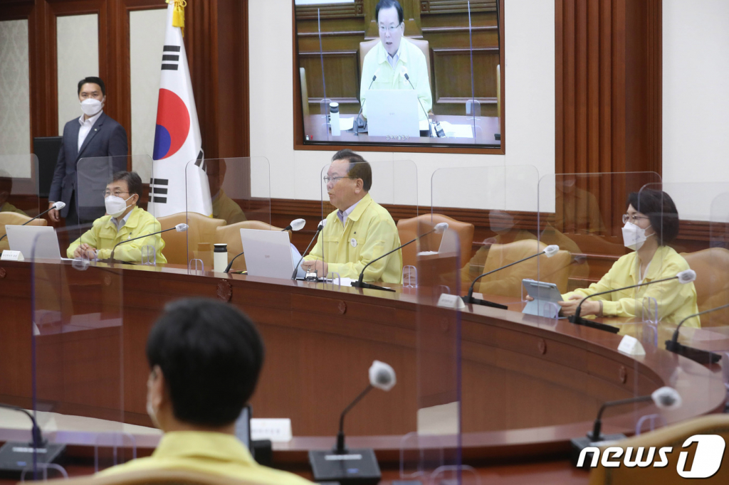 김부겸 국무총리가 20일 서울 종로구 정부서울청사에서 열린 코로나19 중앙재난안전대책본부 회의를 주재하며 모두발언을 하고 있다.   김 총리는 이날 회의에서 사회적 거리두기 현 단계(수도권 4단계, 비수도권 3단계)를 2주 더 연장하고 식당, 카페 등 영업 제한를 밤 9시로 강화한다고 말했다. 또한 저녁 6시 이후에는 접종 완료자 2명을 포함하여 총 4명까지 식당·카페 이용이 가능하다고 밝혔다.  /사진=뉴스1