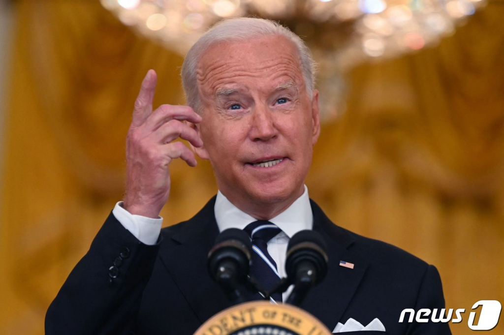 (워싱턴 AFP=뉴스1) 우동명 기자 = 조 바이든 미국 대통령이 18일(현지시간) 워싱턴 백악관에서 가진 연설서 “백신 접종 완료 후 8개월이 지난 모든 미국인은 9월부터 공짜로 부스터샷을 맞으라”고 권고하고 있다.   ? AFP=뉴스1  