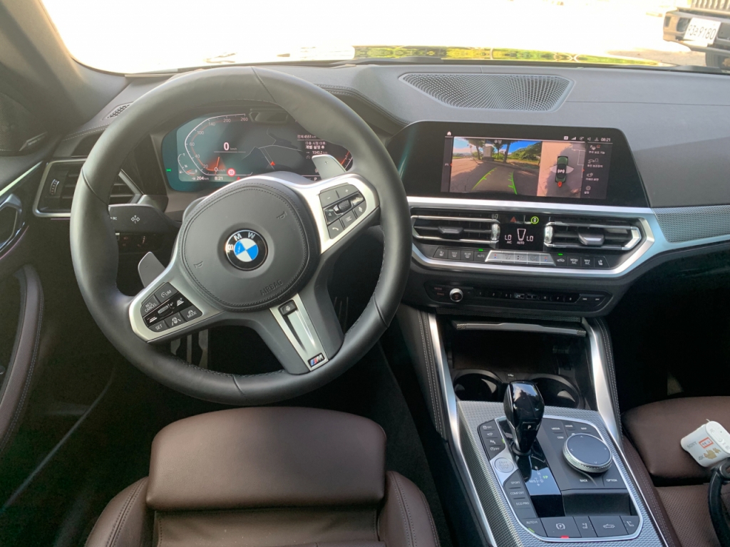 BMW 420i 컨버터블 운전석/사진=이강준 기자