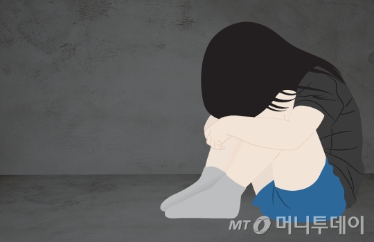 지난 3월 일본에서 집단 괴롭힘을 겪다 공원에서 동사한 채 발견된 중학생 사건과 관련 학교 측이 가해자를 옹호하고 나섰다. /삽화=이지혜 디자이너