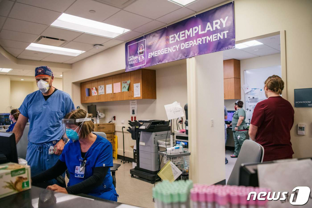 (휴스턴 AFP=뉴스1) 구진욱 기자 = 18일(현지시간) 미국 휴스턴 우즈랜드 병원 응급실에서 의료진들이 코로나바이러스감염증(코로나19) 환자들을 돌보고 있다. ? AFP=뉴스1