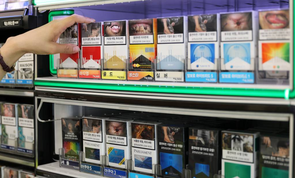 서울의 한 편의점에서 말보로 담배가 판매되고 있다. /사진= 뉴시스