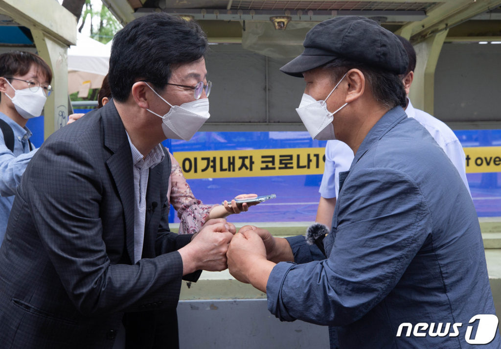 유승민 국민의힘 대선 예비후보가 22일 오전 서울 마포구 홍대거리에서 이태진 홍대소상공인번영회 회장과 인사를 나누고 있다. /사진=뉴스1