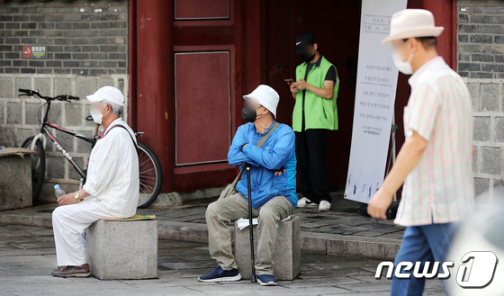 연일 무더위가 이어지고 있는 20일 서울 종로구 탑골공원에서 어르신들이 그늘에서 휴식을 취하고 있다. / 사진 =뉴스1