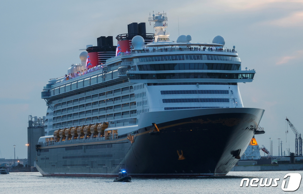 (케이프 커내버럴 로이터=뉴스1) 서한샘 기자 = 9일(현지시간) 미국 플로리다 커내버럴 항구에서 디즈니의 여객 크루즈선 '디즈니 드림호'가 지난해 3월 코로나19로 운행이 중단된 이후 처음으로 바하마로 출항하고 있다.  ? 로이터=뉴스1  