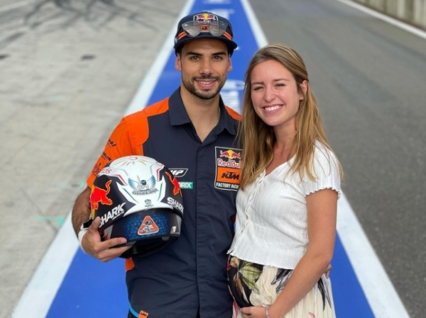 모터사이클 스포츠 최고 대회인 그랑프리 모터사이클 레이싱에서 레이서로 활동 중인 미구엘 올리비아(26)는 미구엘 올리비아는 지난달 의붓동생 안드레아 피멘타(25)와 결혼했다. /사진=인스타그램 캡처