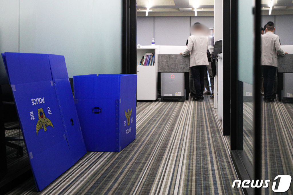 (서울=뉴스1) 성동훈 기자 = 경찰이 4일 오후 서울 강남의 한 인터넷 포털사이트 A 가상화폐거래소 본사를 압수수색하고 있다. 경기남부경찰청 강력범죄수사대는 이날 인터넷 포털사이트 A 가상화폐거래소의 강남 본사와 임직원 자택 등 22곳을 압수수색하고 자산 2천400억 원을 동결했다. 이번 압수수색은 A 거래소 대표 이모 씨 등의 유사수신 행위의 규제에 관한 법률 위반과 사기 등 혐의에 대한 증거를 확보하기 위해 이뤄졌다. 2021.5.4/뉴스1