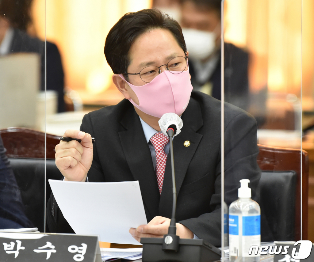 (수원=뉴스1) 사진공동취재단 = 박수영 국민의힘 의원이 지난해 10월19일 경기도 수원시 팔달구 경기도청에서 열린 국회 행정안전위원회의 경기도에 대한 국정감사에서 질의하고 있다. 2020.10.19/뉴스1