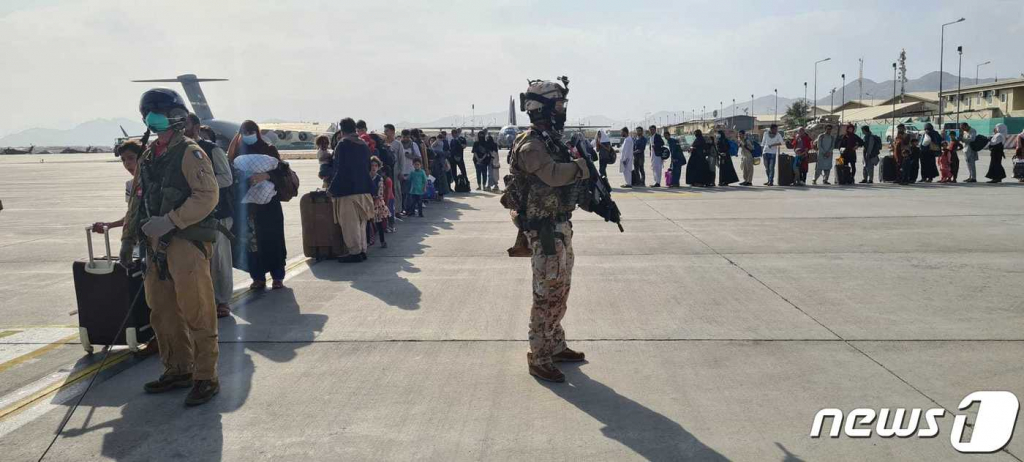 (카불 AFP=뉴스1) 우동명 기자 = 22일(현지시간) 탈레반이 장악한 아프가니스탄의 카불 공항에서 아프간 피난민들이 이탈리아 군용기를 타기 위해 기다리고 있다.  ? AFP=뉴스1  