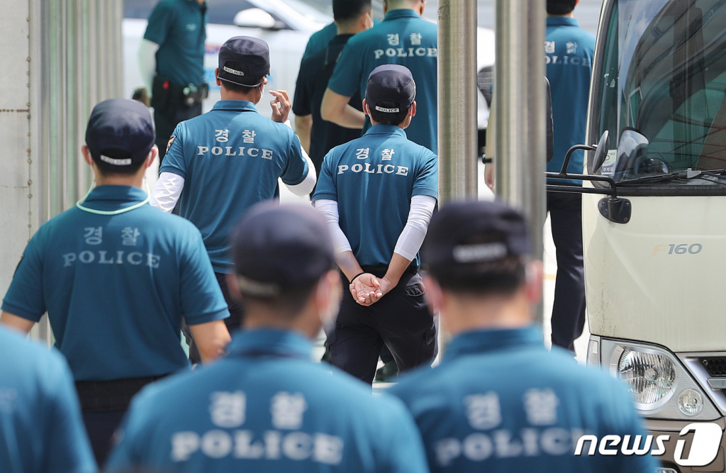 지난 24일 경찰부대원들이 광화문 일대에서 이동하고 있다. 사진은 기사 내용과 무관함. /사진=뉴스1