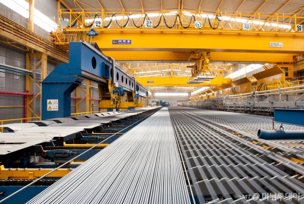동국제강 인천제강소에서 철근을 생산하고 있다. 이 제강소는 연간 200만톤의 철근생산능력을 갖췄다.