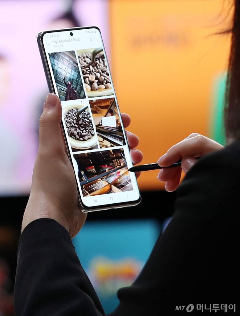 S펜 사용이 가능한 갤럭시S21 울트라. /사진=김휘선 기자 hwijpg@