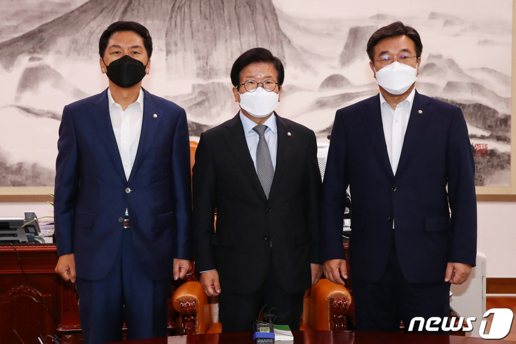 (서울=뉴스1) 이동해 기자 = 박병석 국회의장과 여야 원내대표가 25일 국회 의장실에서 열린 국회의장 여야 원내대표 회동에 앞서 포즈를 취하고 있다. 왼쪽부터 김기현 국민의힘 원내대표, 박 의장, 윤호중 더불어민주당 원내대표. 2021.8.25/뉴스1  