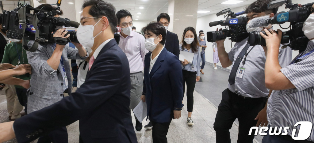 (서울=뉴스1) 이동해 기자 = 의원직과 대선 예비후보에서 사퇴를 선언한 윤희숙 국민의힘 의원이 27일 오후 서울 여의도 국회 소통관에서 최근 윤 의원에 대한 발언들에 대한 의견을 마친 뒤 퇴청하고 있다.  윤 의원은 이날 기자회견을 통해 