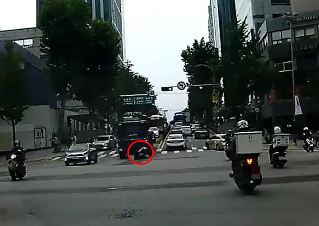 선릉역 배달 오토바이 사고현장./사진=인터넷 커뮤니티