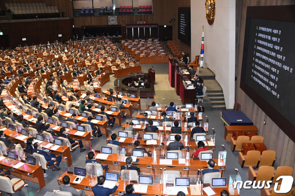 (서울=뉴스1) 구윤성 기자 = 박병석 국회의장이 31일 서울 여의도 국회 본회의장에서 국민의힘에 할당된 상임위원장 선출 안건을 상정하고 있다. 2021.8.31/뉴스1