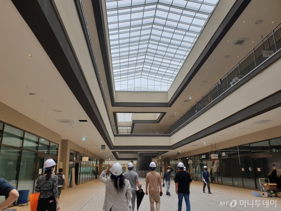 31일 경기도 의왕시 롯데프리미엄아울렛 타임빌라스 내 개폐식 천장 /사진=이재은 기자