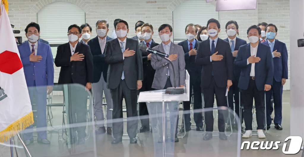 국민의힘 대선 예비후보들이 지난달 25일 여의도 당사에서 열린 ‘국민 약속 비전 발표회’에서 국기에 대한 경례를 하고 있다. /사진=뉴스1