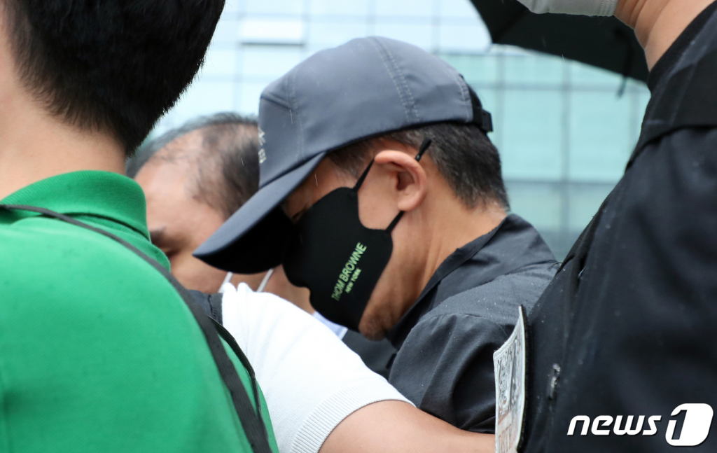 (서울=뉴스1) 김명섭 기자 = 전자발찌를 훼손하고 여성 2명을 살해한 혐의를 받는 성범죄 전과자 강모씨(56)가 31일 서울 송파구 동부지법에서 구속 전 피의자 심문(영장실질심사)을 받기 위해 출석하고 있다. 2021.8.31/뉴스1  