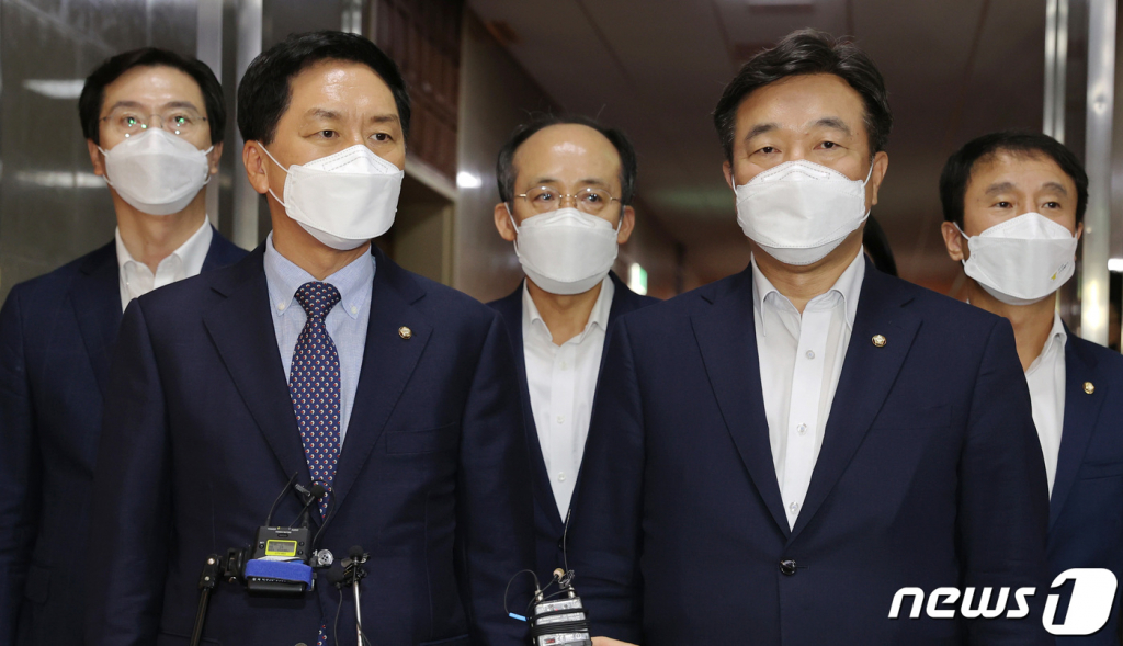 (서울=뉴스1) 구윤성 기자 = 윤호중 더불어민주당 원내대표와 김기현 국민의힘 원내대표(왼쪽)가 31일 서울 여의도 국회에서 박병석 국회의장 주재 여야 원내대표 회동을 마치고 취재진의 질문에 답하고 있다. 2021.8.31/뉴스1