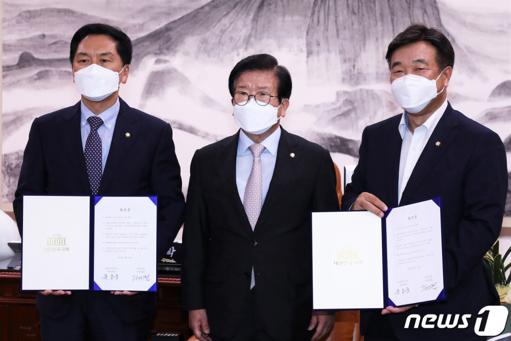 (서울=뉴스1) 구윤성 기자 = 박병석 국회의장과 윤호중 더불어민주당 원내대표, 김기현 국민의힘 원내대표가 31일 서울 여의도 국회의장실에서 언론중재 및 피해구제 등에 관한 법률(언론중재법) 개정안 처리 의사일정에 합의한 뒤 서명한 합의문을 들어보이고 있다. 두 원내대표는 민간 전문가들까지 참여하는 별도의 협의체를 구성해 언론중재법 개정안을 논의한 뒤, 내달 27일 본회의에 상정하기로 잠정 합의했다. 2021.8.31/뉴스1