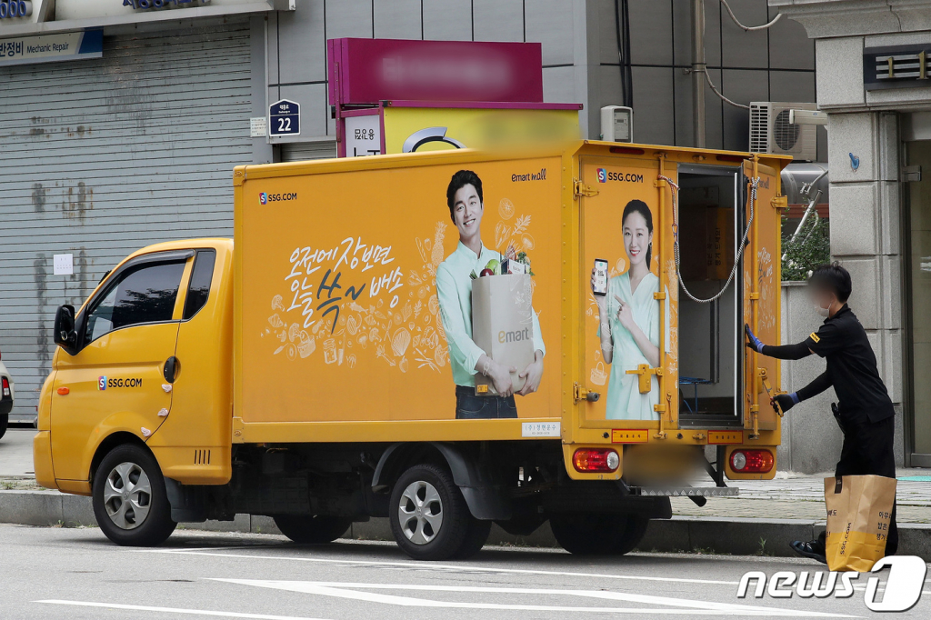 SSG닷컴 배송기사가 서울 시내에서 배송 업무를 하고 있다.  2020.8.14/뉴스1  