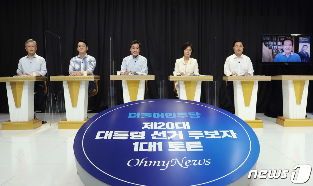 더불어민주당 대선 경선 후보들이 1일 서울 금천구 가산디지털단지의 한 스튜디오에서 오마이뉴스 주관으로 열린 6차 토론회를 준비하고 있다. 왼쪽부터 이재명, 박용진, 이낙연, 추미애, 김두관, 정세균 후보. 신종 코로나바이러스 감염증(코로나19) 확진자 접촉으로 자가격리 중인 정세균 후보는 온라인 비대면 방식으로 토론에 참여한다./사진=뉴스1