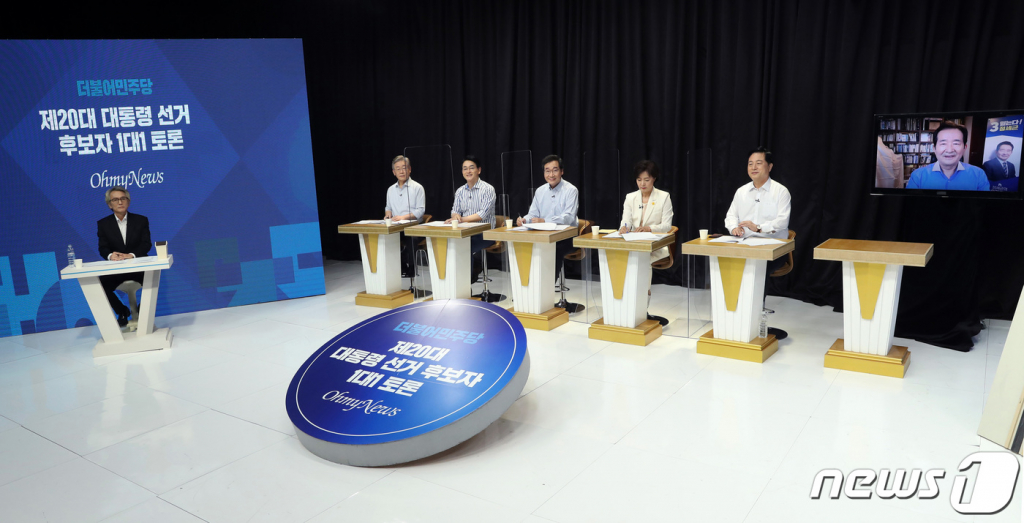 더불어민주당 대선 경선 후보들이 1일 서울 금천구 가산디지털단지의 한 스튜디오에서 오마이뉴스 주관으로 열린 6차 토론회를 준비하고 있다. 왼쪽부터 이재명, 박용진, 이낙연, 추미애, 김두관, 정세균 후보. 신종 코로나바이러스 감염증(코로나19) 확진자 접촉으로 자가격리 중인 정세균 후보는 온라인 비대면 방식으로 토론에 참여한다. /사진=뉴스1