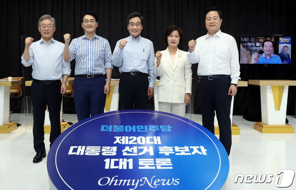 더불어민주당 대선 경선 후보들이 1일 서울 금천구 가산디지털단지의 한 스튜디오에서 오마이뉴스 주관으로 열린 6차 토론회 앞서 기념촬영을 하고 있다. 왼쪽부터 이재명, 박용진, 이낙연, 추미애, 김두관, 정세균 후보. 신종 코로나바이러스 감염증(코로나19) 확진자 접촉으로 자가격리 중인 정세균 후보는 온라인 비대면 방식으로 토론에 참여한다./사진=뉴스1