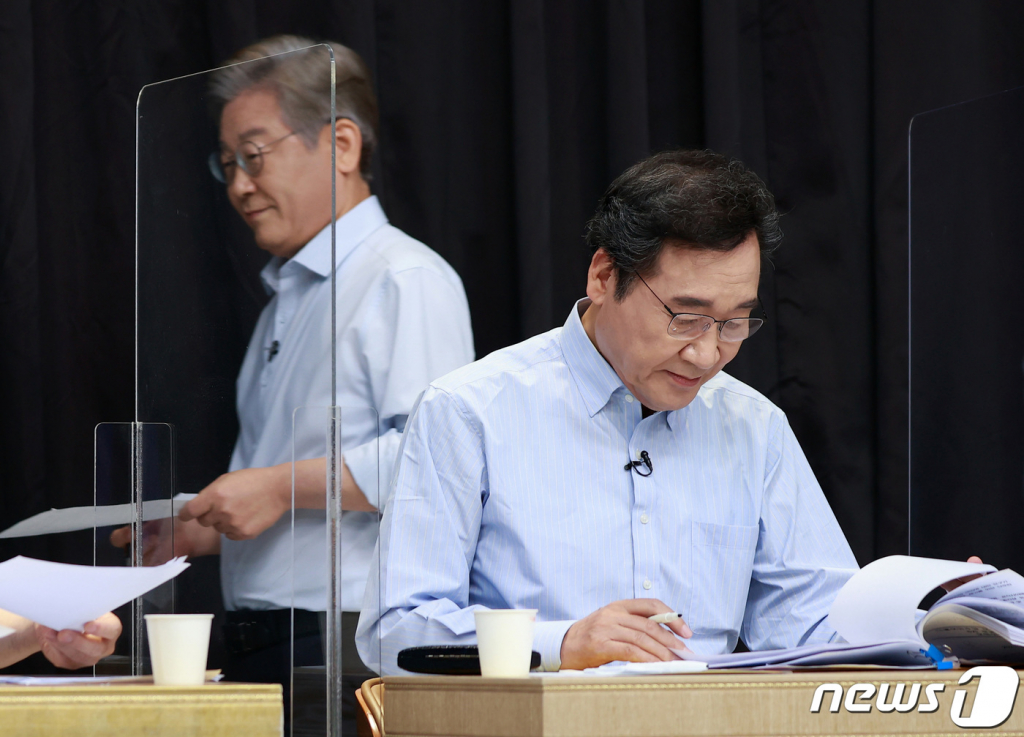 더불어민주당 이재명(왼쪽), 이낙연 대선 경선 후보가 1일 서울 금천구 가산디지털단지의 한 스튜디오에서 열린 오마이뉴스 주관 6차 토론회에 참석하고 있다. /사진=뉴스1  