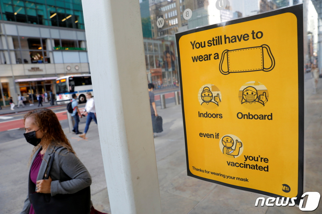 (뉴욕 로이터=뉴스1) 이정후 기자 = 2일(현지시간) 미국 뉴욕의 지하철역 입구에 마스크 착용을 권고하는 안내 문구가 붙어 있다. 미국 내에선 최근 델타 변이의 확산으로 마스크 쓰기 정책을 다시 펼치고 있는 곳이 늘고 있다.   ? 로이터=뉴스1  