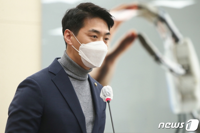 (서울=뉴스1) 성동훈 기자 = 한준호 더불어민주당 의원이 1일 국회에서 열린 과학기술정보방송통신위원회 전체회의에서 발의된 법안에 대해서 제안설명을 하고 있다. 2021.2.1/뉴스1