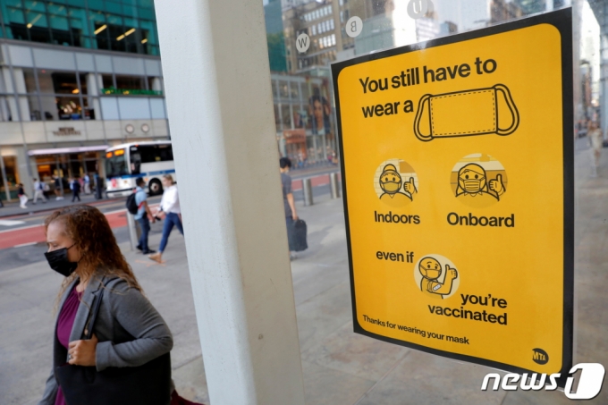 (뉴욕 로이터=뉴스1) 이정후 기자 = 2일(현지시간) 미국 뉴욕의 지하철역 입구에 마스크 착용을 권고하는 안내 문구가 붙어 있다. 미국 내에선 최근 델타 변이의 확산으로 마스크 쓰기 정책을 다시 펼치고 있는 곳이 늘고 있다. (C) 로이터=뉴스1