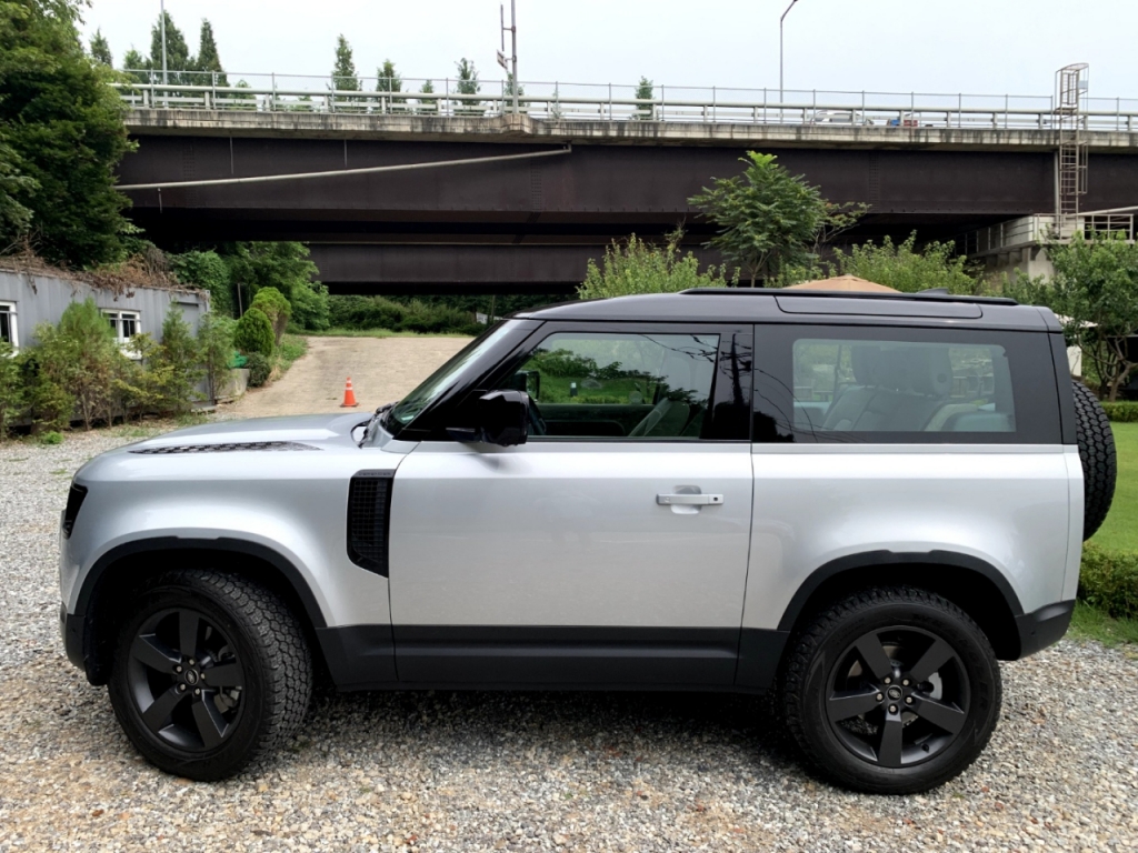 디펜더 90 D250 SE 측면부/사진=이강준 기자