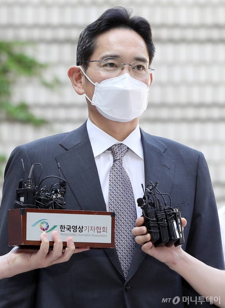 광복절 가석방으로 풀려난 이재용 삼성전자 부회장이 19일 서울 서초구 중앙지방법원에서 열린 삼성물산·제일모직 간 부당합병 의혹 1심 속행 공판에 출석하고 있다. /사진=김휘선 기자 hwijpg@