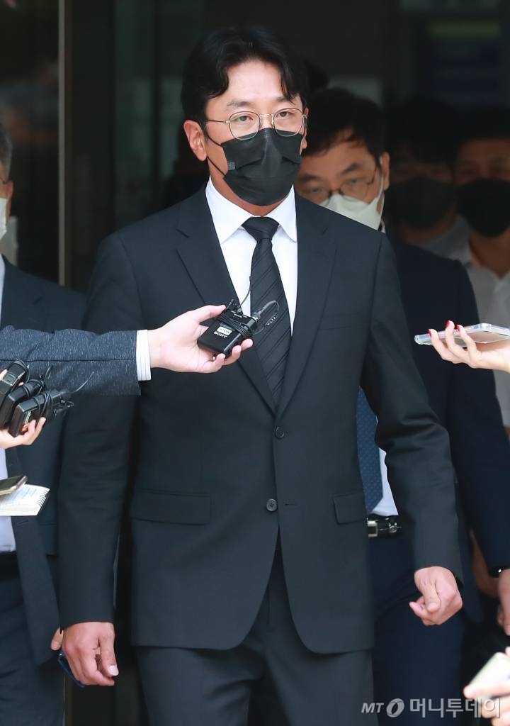 프로포폴 불법 투약 혐의를 받고 있는 배우 하정우(본명 김성훈)가 10일 오전 서울중앙지법에서 열린 첫 공판을 마친뒤 법정을 나서고 있다. /2021.08.10 /사진=이동훈 기자 photoguy@