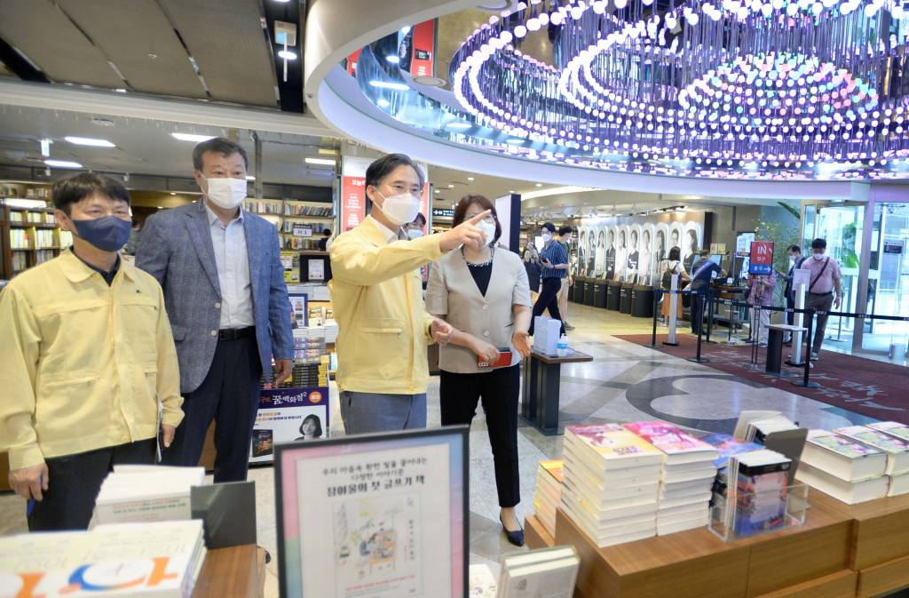  [서울=뉴시스] 박진규 산업통상자원부 차관이 6일 오전 서울 종로구 교보문고 광화문점을 방문해 방역관리 특별점검을 하고 있다. (사진=산업통상자원부 제공) 2021.08.06. photo@newsis.com *재판매 및 DB 금지