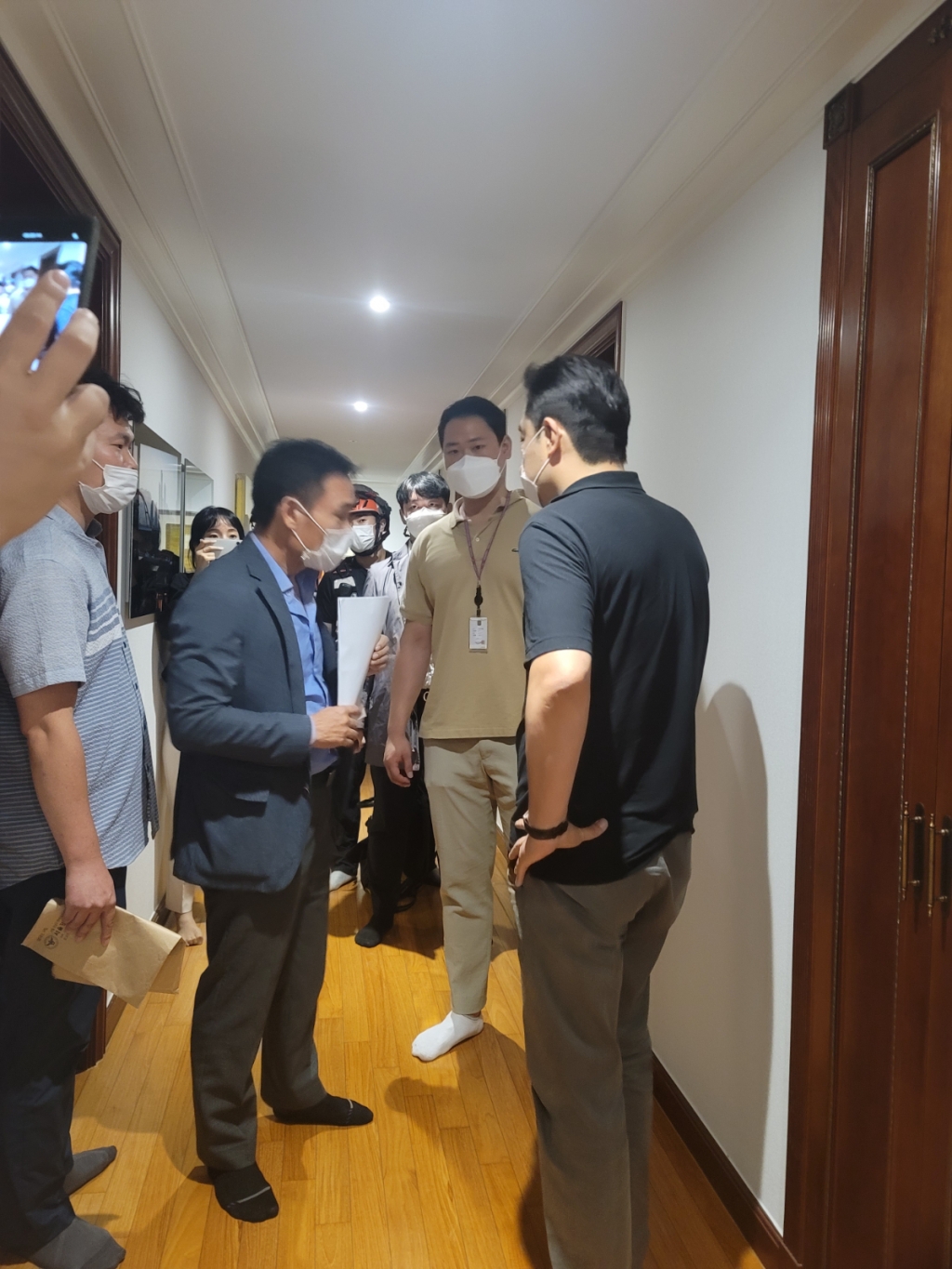 7일 밤 가세연 강용석 소장 자택에 체포영장을 집행하기 위해 현관문을 강제 개방하고 진입한 강남경찰서 사이버수사대./사진=가세연