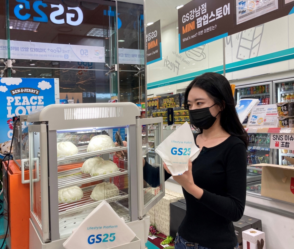 고객이 GS25에서 호빵을 고르고 있다 /사진=GS25
