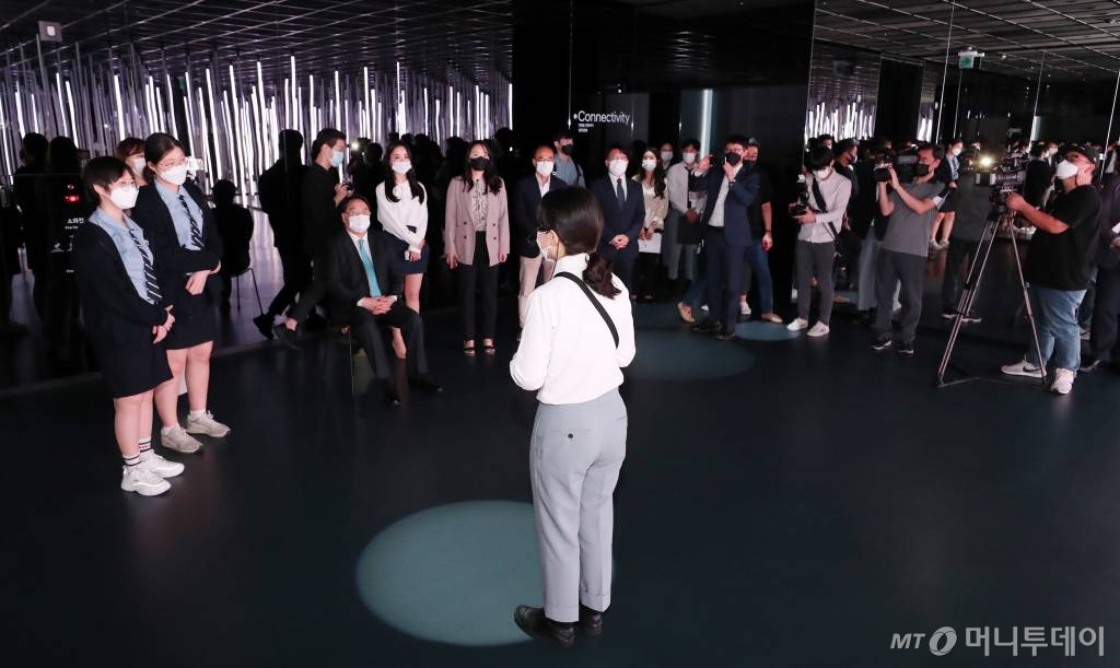 지난해9월 23일 경기 고양 현대모터스튜디오 고양에서 열린 이공계열 진학과 산업기술 분야 진출을 꿈꾸는 여학생들을 위한 기술체험 프로그램 '2020 온택트 K-걸스데이' 행사에서 석영철 한국산업기술진흥원장, 크리에이터 차보경, 동국대부속여고 김도연, 민서영 학생, 손수미 기술경영전략팀 매니저, 김선아 AirLab 책임연구원이 미래차 신기술 체험을 하고 있다. /사진=김휘선 기자 hwijpg@