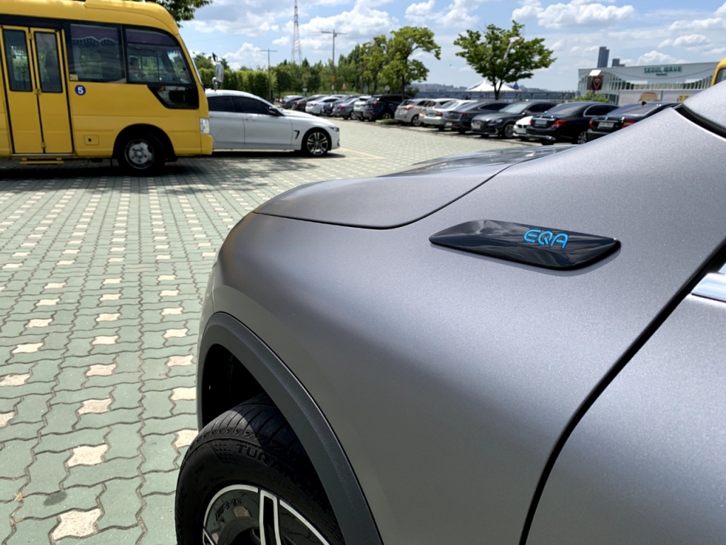 메르세데스-벤츠 EQA 250 측면 로고/사진=이강준 기자