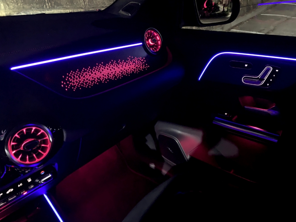 메르세데스-벤츠 EQA 250 야간 내부/사진=이강준 기자