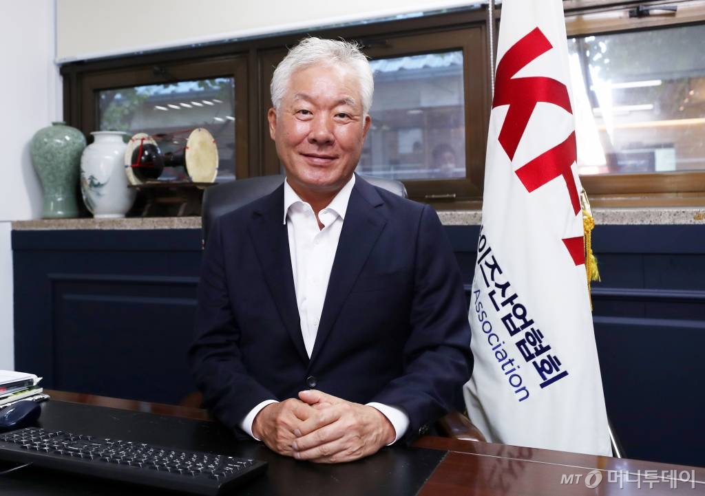 정현식 한국프랜차이즈산업협회장 인터뷰 /사진=김휘선 기자 hwijpg@